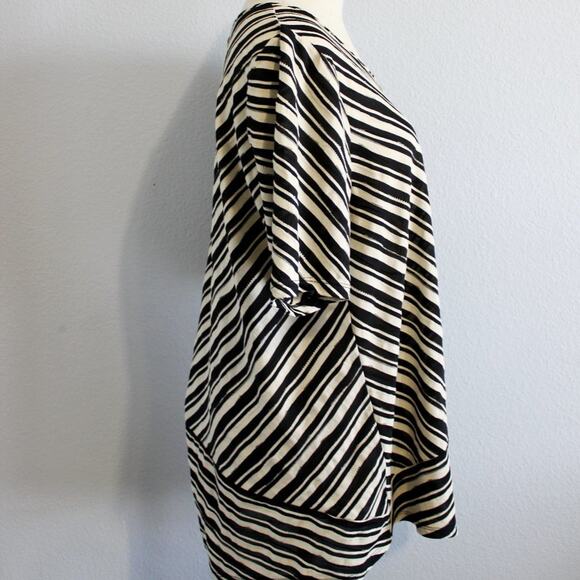 CJ Banks Short Sleeve Black and White Blouse Asymmetrical Design Size X - Picture 5 of 6